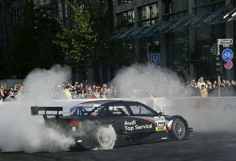 Sidste års DTM vinder Timo Scheider lavede også lidt drifting opvisning, for de mange fremmødte tilskuere.